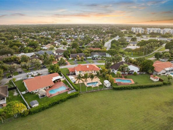9621 W Calusa Club Dr, Miami FL 33186