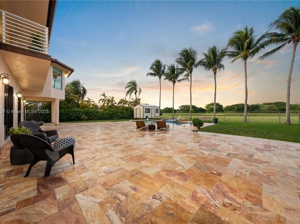 9621 W Calusa Club Dr, Miami FL 33186