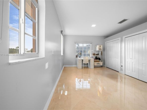 9621 W Calusa Club Dr, Miami FL 33186