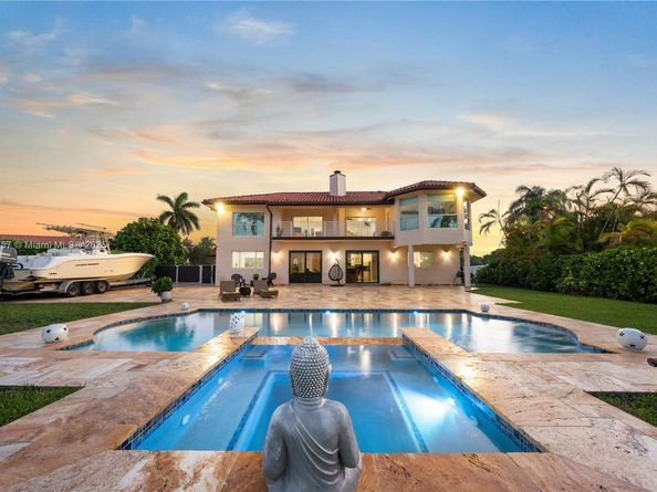 9621 W Calusa Club Dr, Miami FL 33186