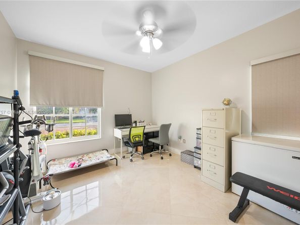 9621 W Calusa Club Dr, Miami FL 33186