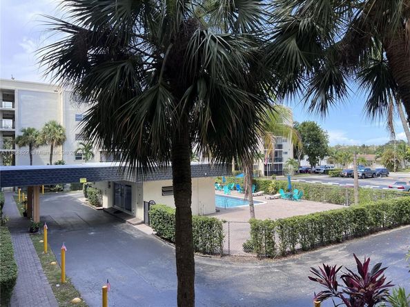 220 SW 9th Ave 209, Hallandale Beach FL 33009