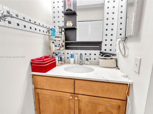 18850 NW 57th Ave 205, Hialeah FL 33015
