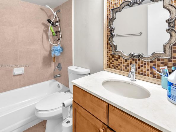 18850 NW 57th Ave 205, Hialeah FL 33015
