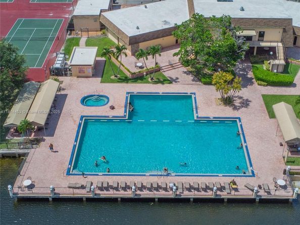110 Gate Rd 264, Hollywood FL 33024