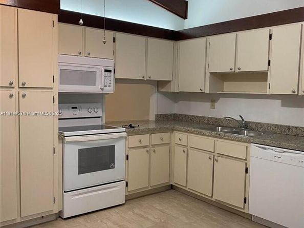 110 Gate Rd 264, Hollywood FL 33024