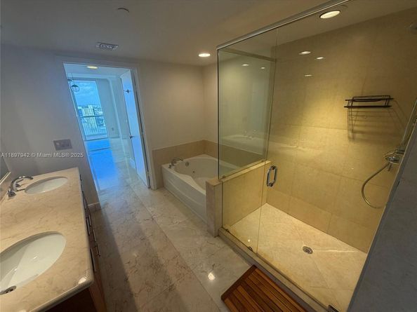 50 Biscayne Blvd 5211, Miami FL 33132