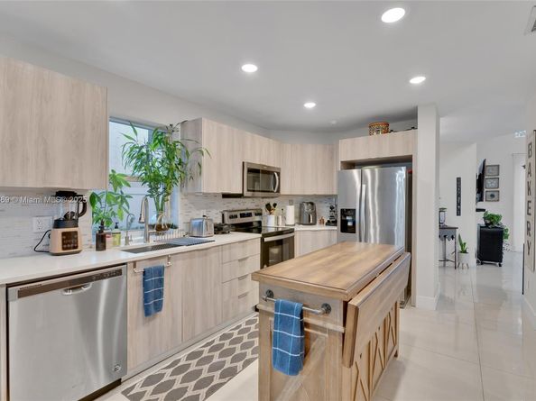 880 Garnet Cir, Weston FL 33326