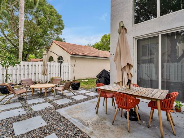 880 Garnet Cir, Weston FL 33326