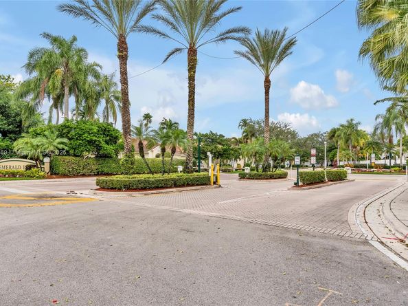 880 Garnet Cir, Weston FL 33326