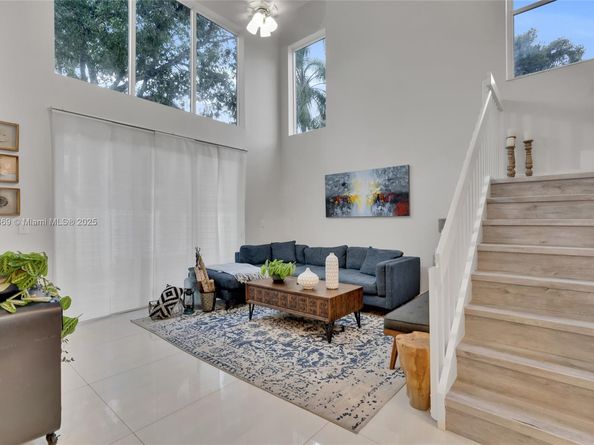 880 Garnet Cir, Weston FL 33326