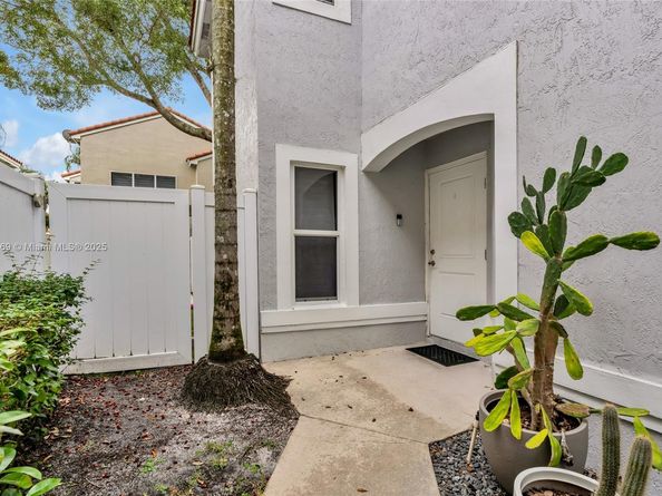 880 Garnet Cir, Weston FL 33326