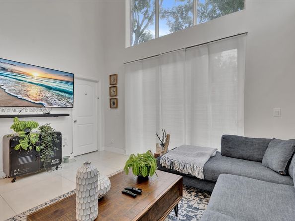 880 Garnet Cir, Weston FL 33326