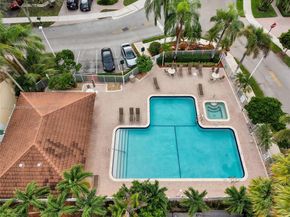 880 Garnet Cir, Weston FL 33326