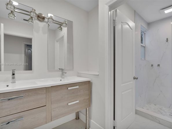 880 Garnet Cir, Weston FL 33326