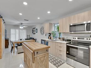 880 Garnet Cir, Weston FL 33326