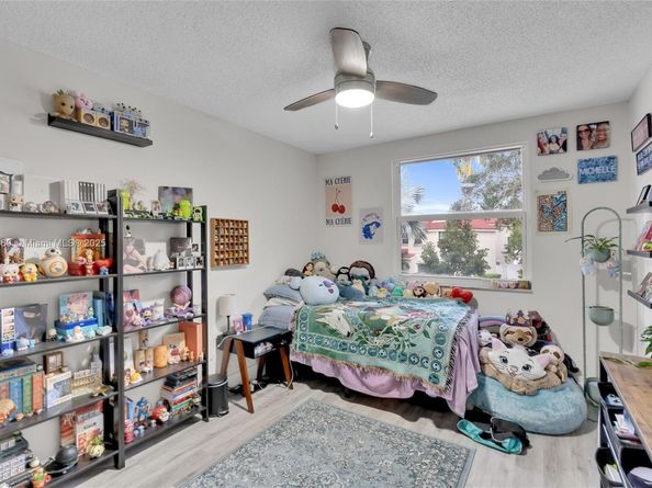 880 Garnet Cir, Weston FL 33326