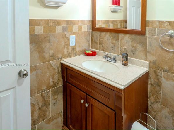 122 NE 204th St 3, Miami Gardens FL 33179