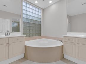 2553 Bay Pointe Dr, Weston FL 33327