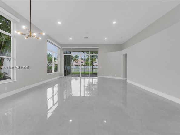 2553 Bay Pointe Dr, Weston FL 33327