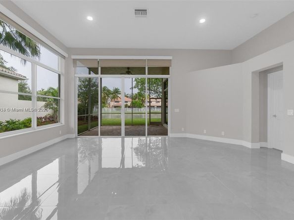 2553 Bay Pointe Dr, Weston FL 33327