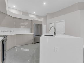 2553 Bay Pointe Dr, Weston FL 33327
