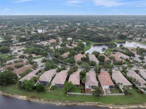 2553 Bay Pointe Dr, Weston FL 33327