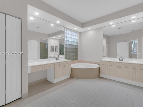 2553 Bay Pointe Dr, Weston FL 33327