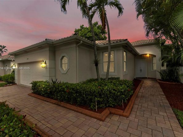 2553 Bay Pointe Dr, Weston FL 33327