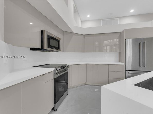2553 Bay Pointe Dr, Weston FL 33327