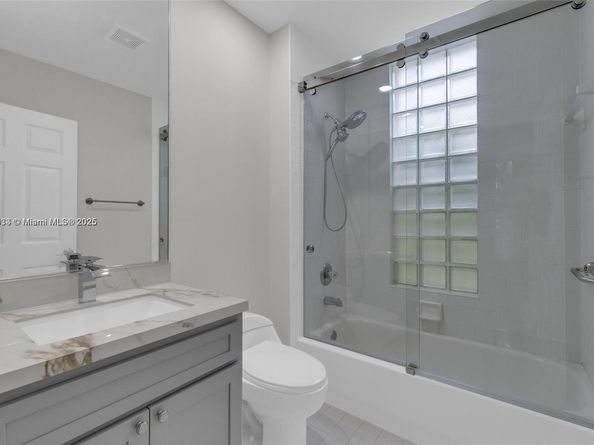 2553 Bay Pointe Dr, Weston FL 33327