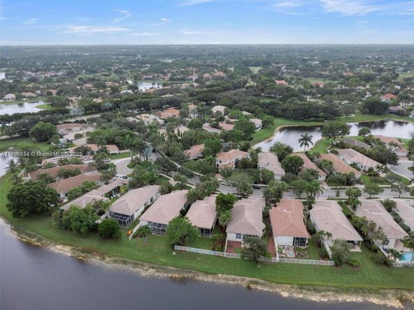 2553 Bay Pointe Dr, Weston FL 33327