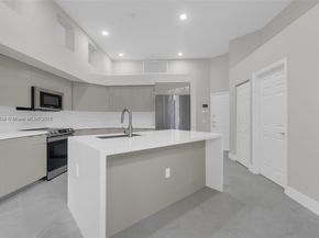 2553 Bay Pointe Dr, Weston FL 33327
