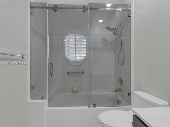 2553 Bay Pointe Dr, Weston FL 33327