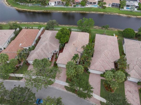 2553 Bay Pointe Dr, Weston FL 33327