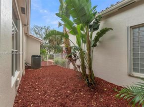 2553 Bay Pointe Dr, Weston FL 33327