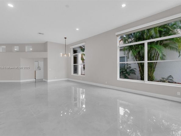 2553 Bay Pointe Dr, Weston FL 33327