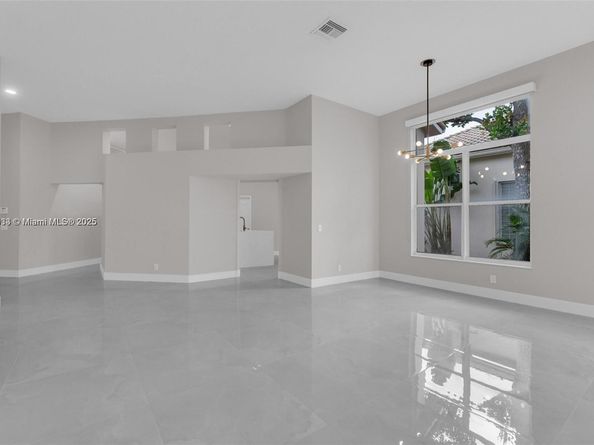 2553 Bay Pointe Dr, Weston FL 33327