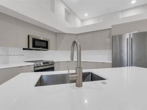 2553 Bay Pointe Dr, Weston FL 33327