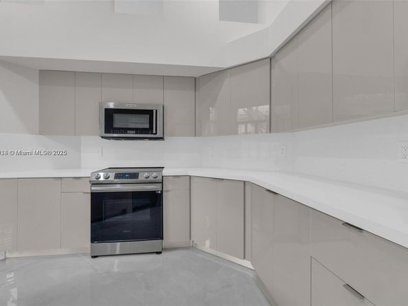 2553 Bay Pointe Dr, Weston FL 33327