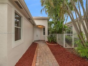 2553 Bay Pointe Dr, Weston FL 33327