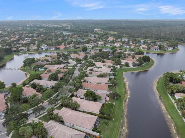 2553 Bay Pointe Dr, Weston FL 33327
