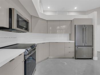 2553 Bay Pointe Dr
