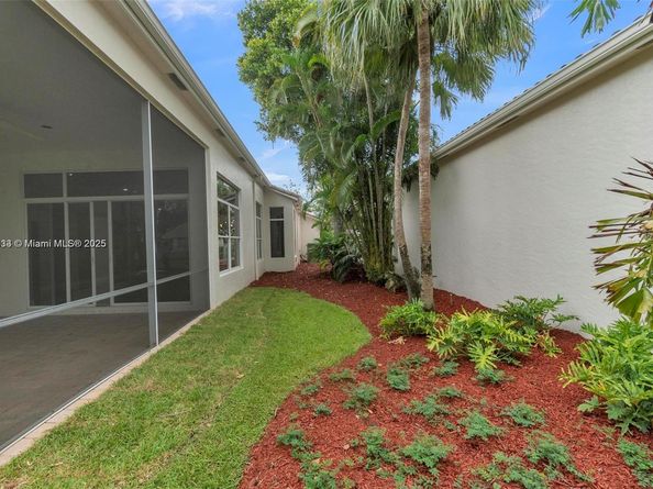 2553 Bay Pointe Dr, Weston FL 33327