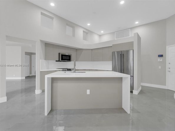 2553 Bay Pointe Dr, Weston FL 33327