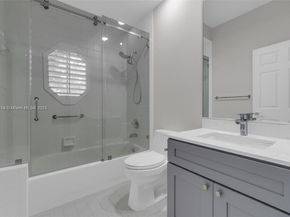2553 Bay Pointe Dr, Weston FL 33327