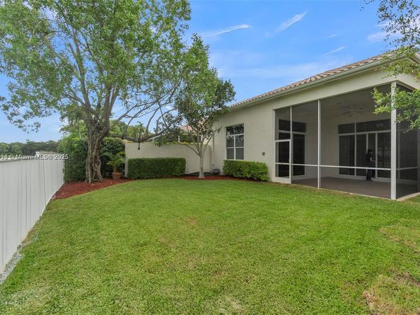 2553 Bay Pointe Dr, Weston FL 33327