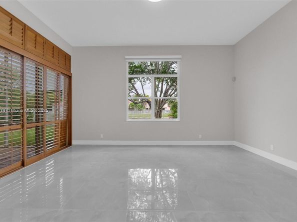 2553 Bay Pointe Dr, Weston FL 33327