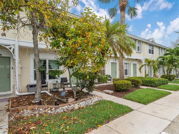 9925 NW 57th Mnr, Coral Springs FL 33076