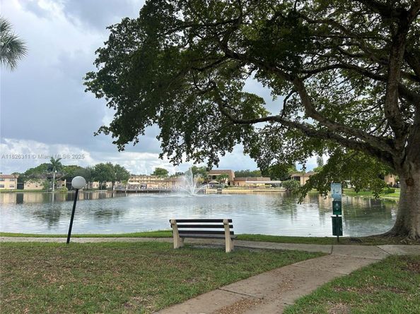 316 Briarwood Cir 417, Hollywood FL 33024